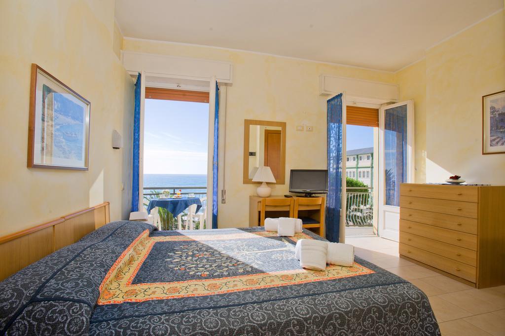 Hotel Lido Pietra Ligure Rum bild