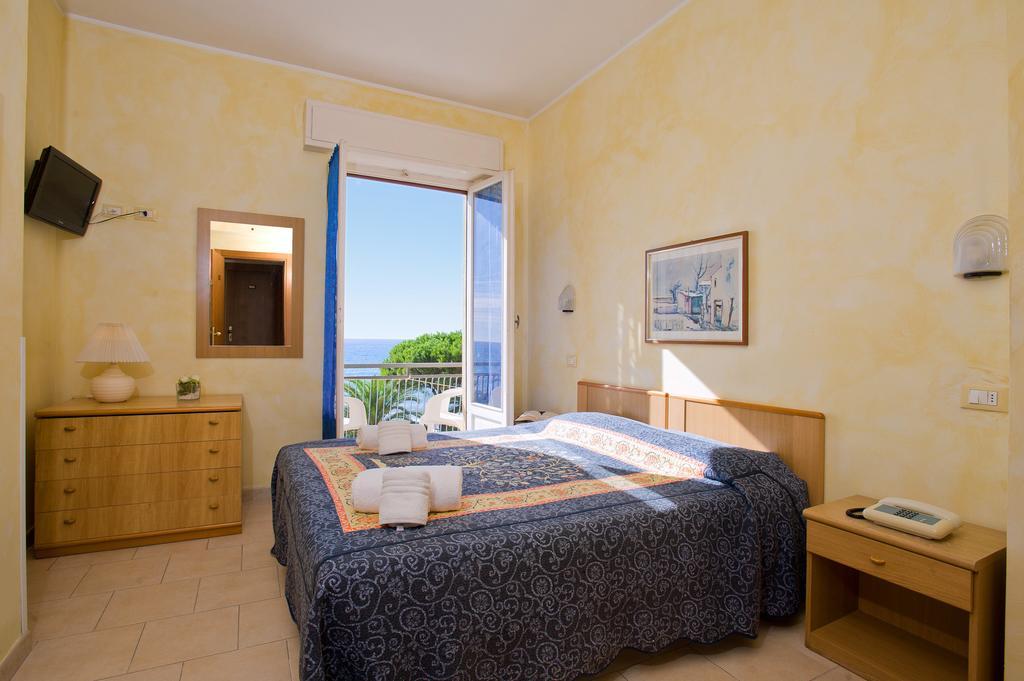 Hotel Lido Pietra Ligure Rum bild