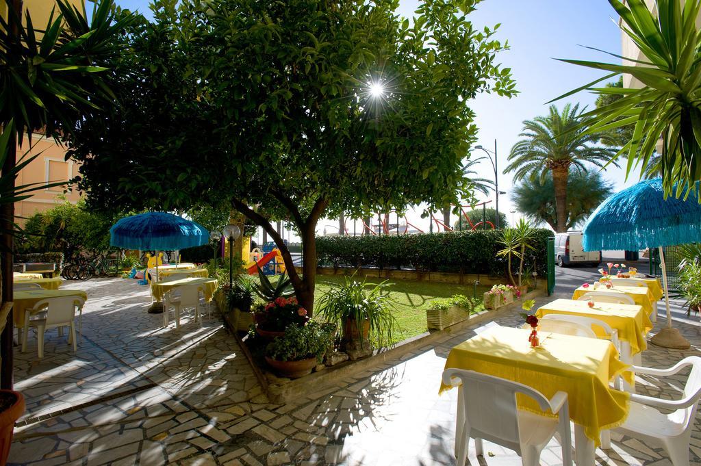 Hotel Lido Pietra Ligure Exteriör bild