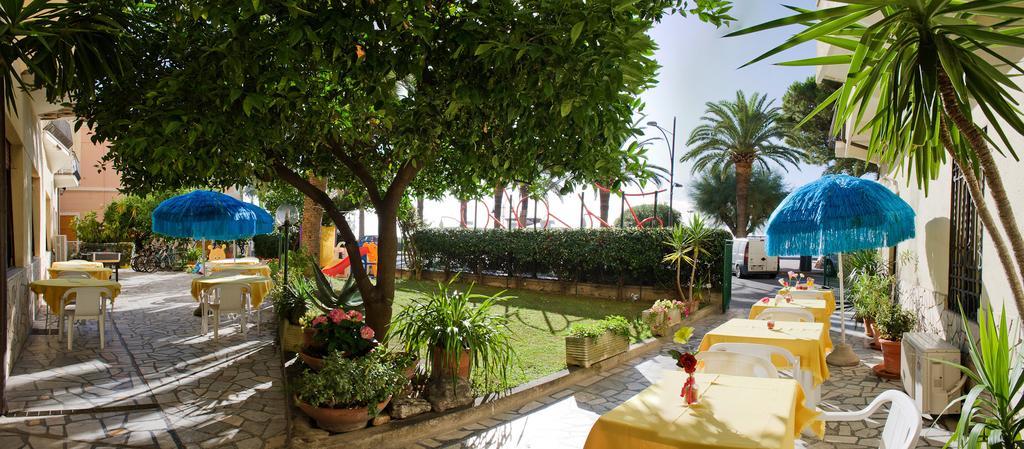 Hotel Lido Pietra Ligure Exteriör bild