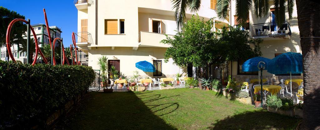 Hotel Lido Pietra Ligure Exteriör bild