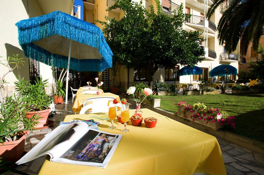 Hotel Lido Pietra Ligure Exteriör bild