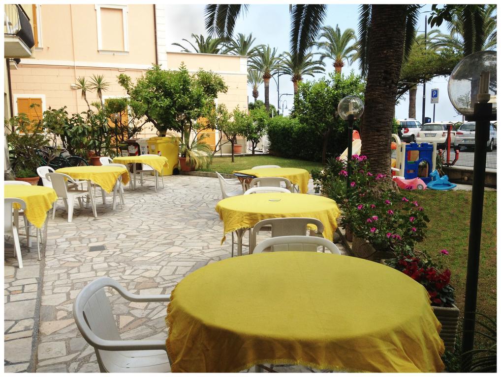 Hotel Lido Pietra Ligure Exteriör bild