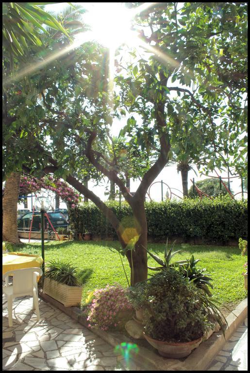 Hotel Lido Pietra Ligure Exteriör bild